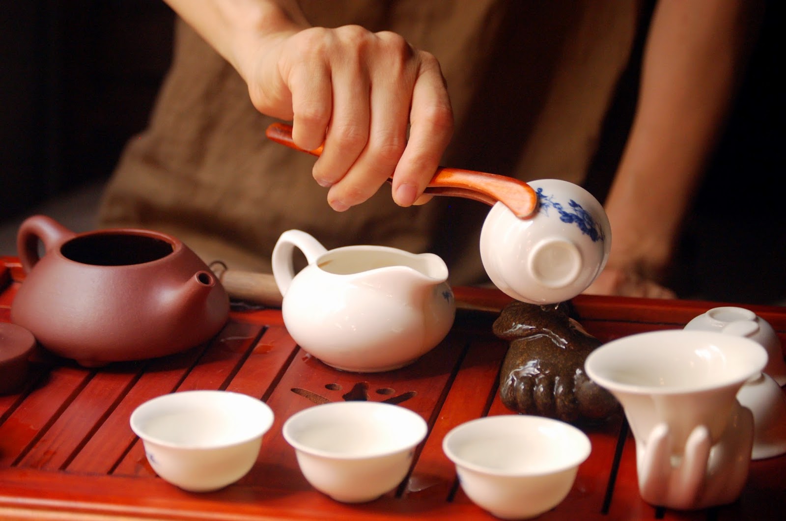 Seperti tradisi minum teh di Tiongkok dan Jepang, Nyaneut juga punya tata cara minum teh tersendiri