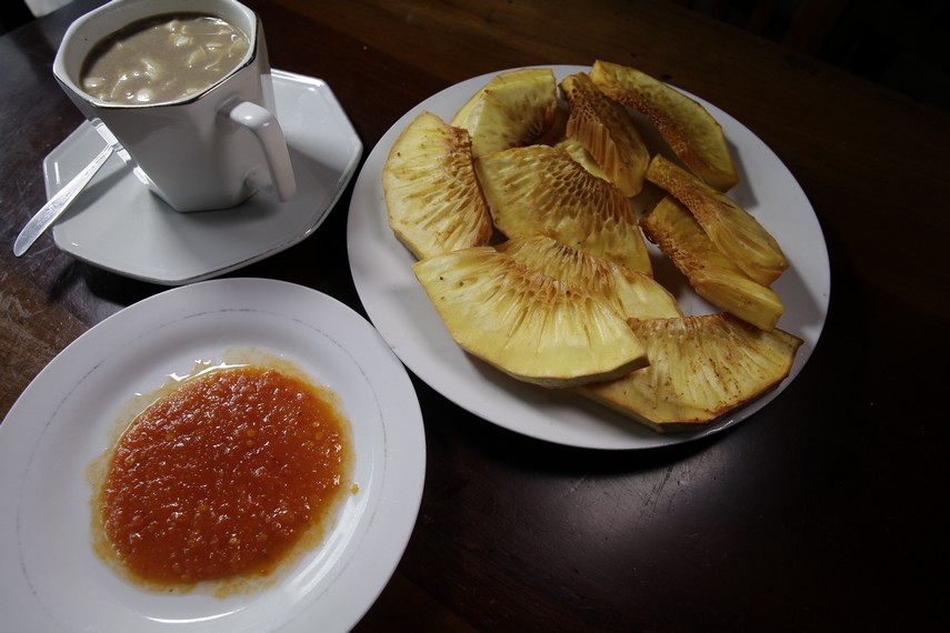 Kopi Rarobang biasanya dinikmati dengan kudapan seperti sukun goreng dan makanan kecil Ambon lainnya