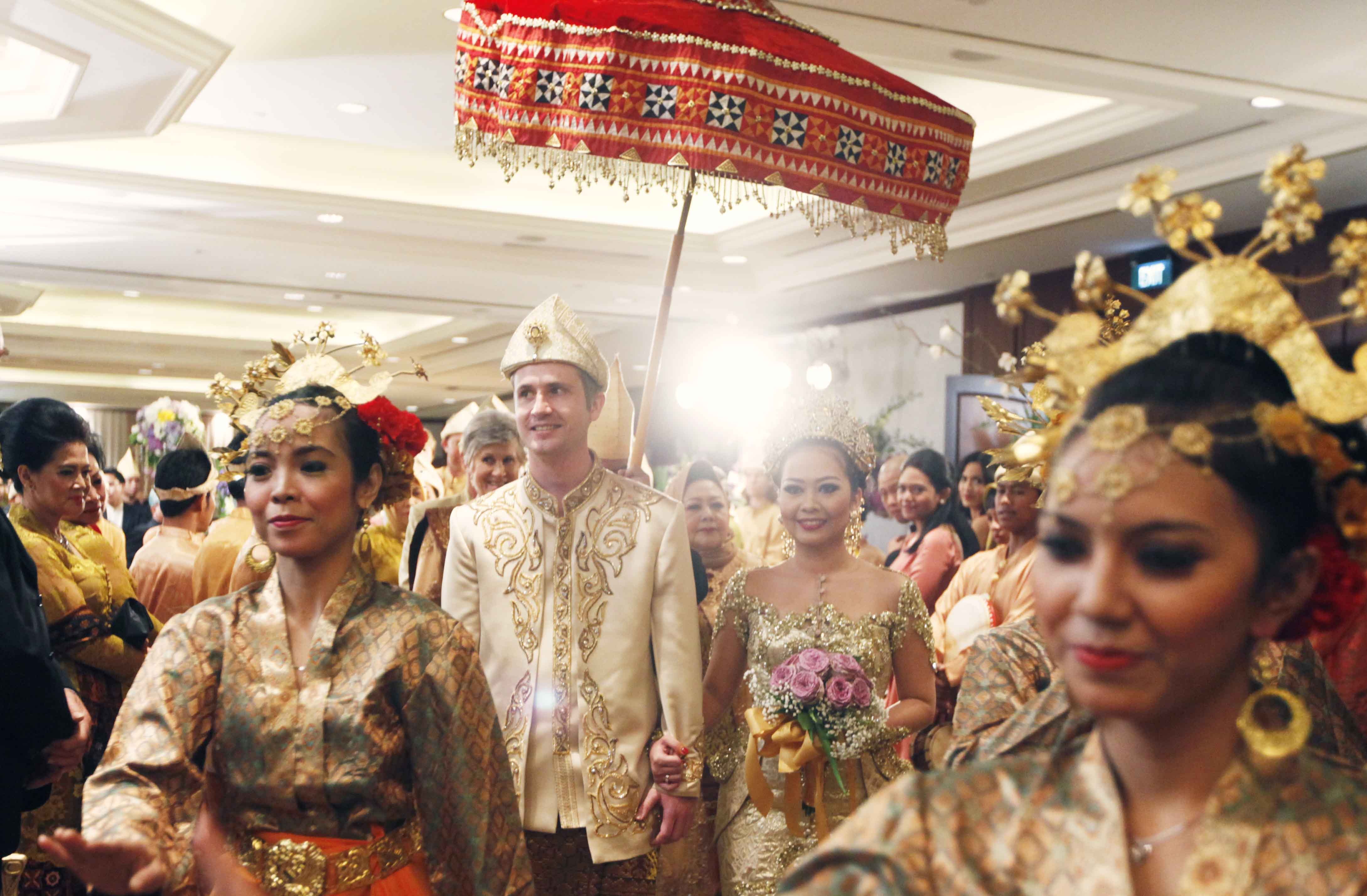 Pantun pun dilakukan di berbagai kegiatan masyarakat Melayu, dalam upacara pernikahan misalnya (foto: thebridedetpt.com)