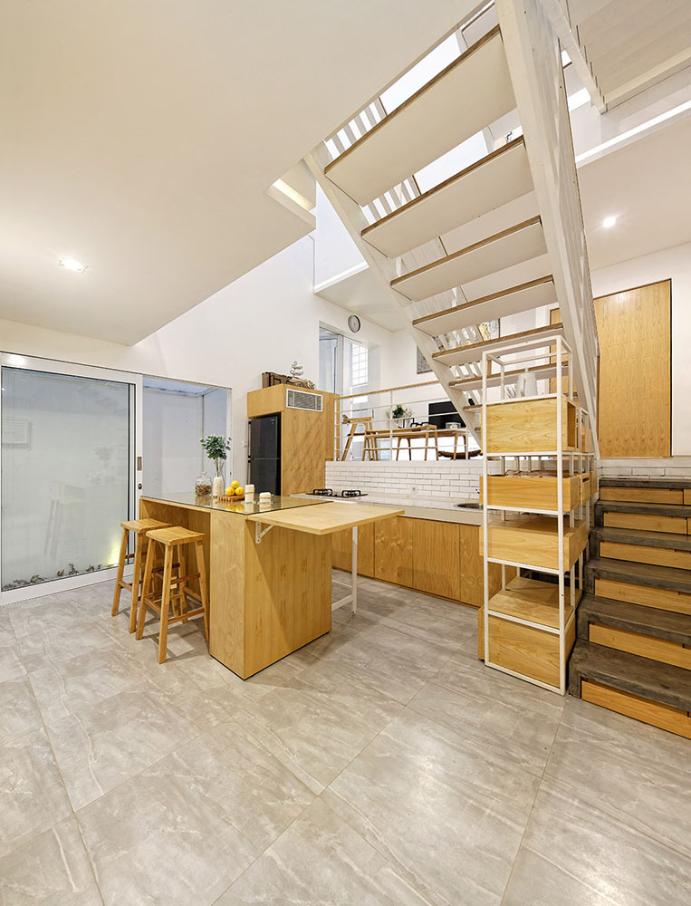 Penyederhanaan ruang juga dilakukan pada perabot rumah (foto: architize)