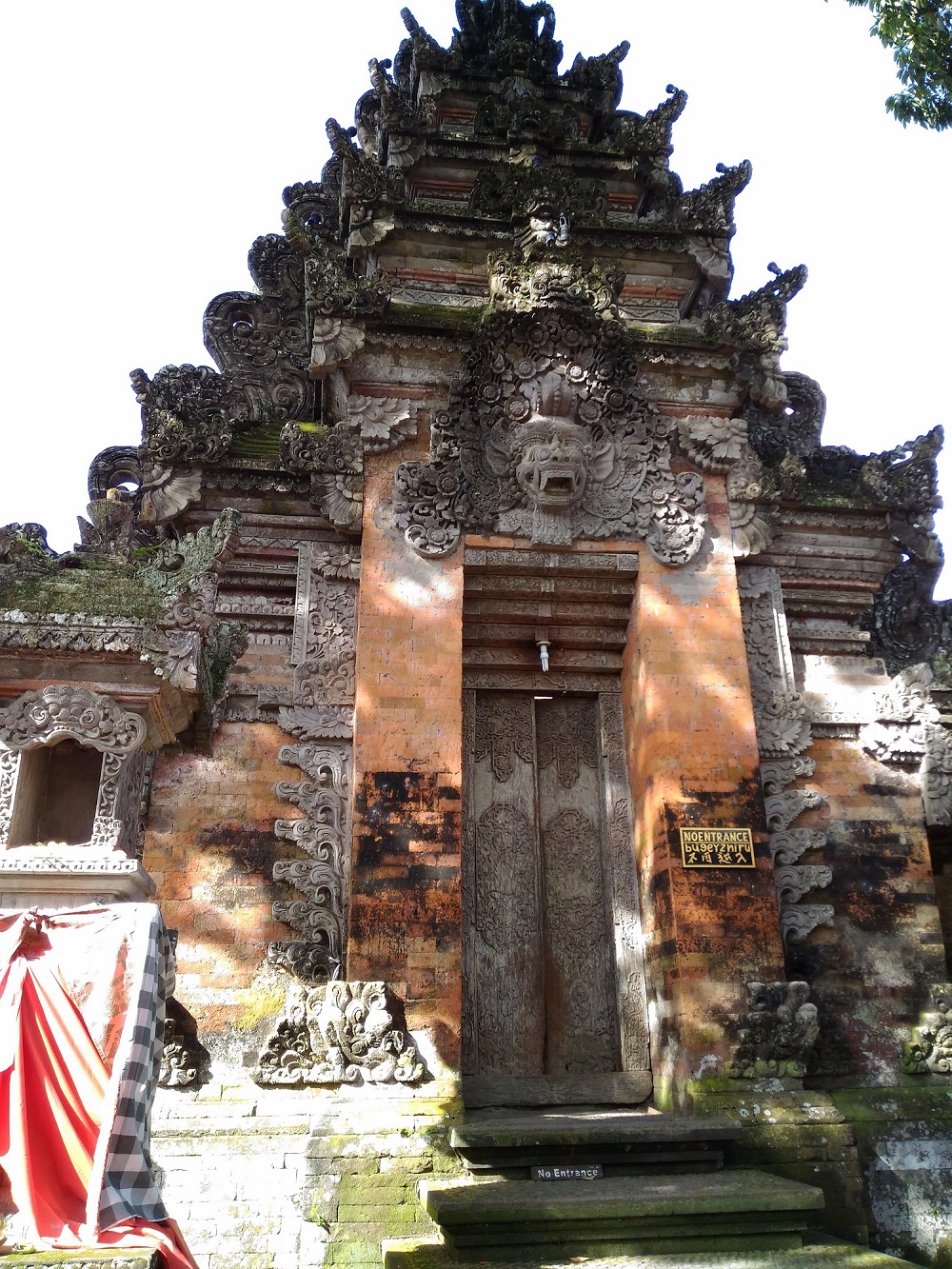Salah satu bagian pintu di Ubud Palace, tempat Kerajaan Ubud yang kini masih pada bentuk aslinya