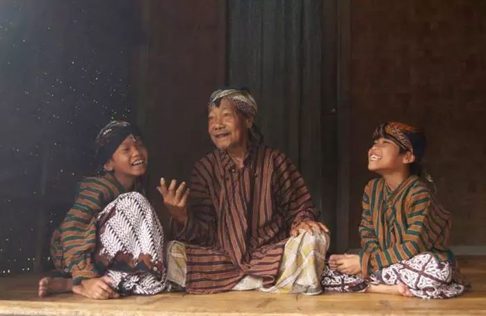 Menghindari pertikaian dan selalu ingin hidup harmonis baik dengan sesama manusia maupun dengan alam sekitarnya adalah salah satu karakteristik orang Jawa | Google Image/Salamadian.com
