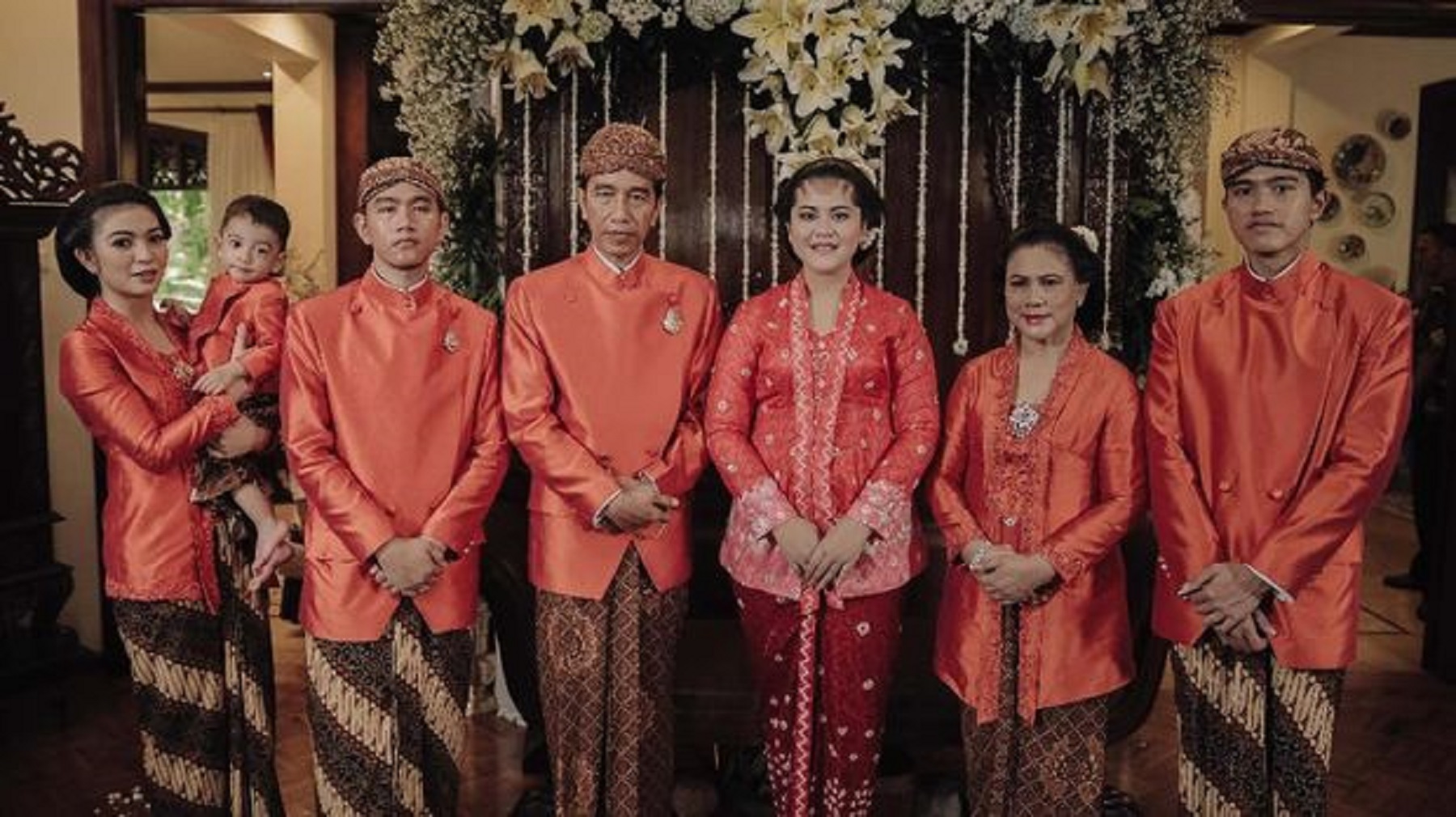 Presiden Joko Widodo dan keluarganya dalam acara pernikahan putrinya, Kahiyang Ayu dan Bobby Nasution pada 2017 lalu | Google Image/cnnindonesia.com