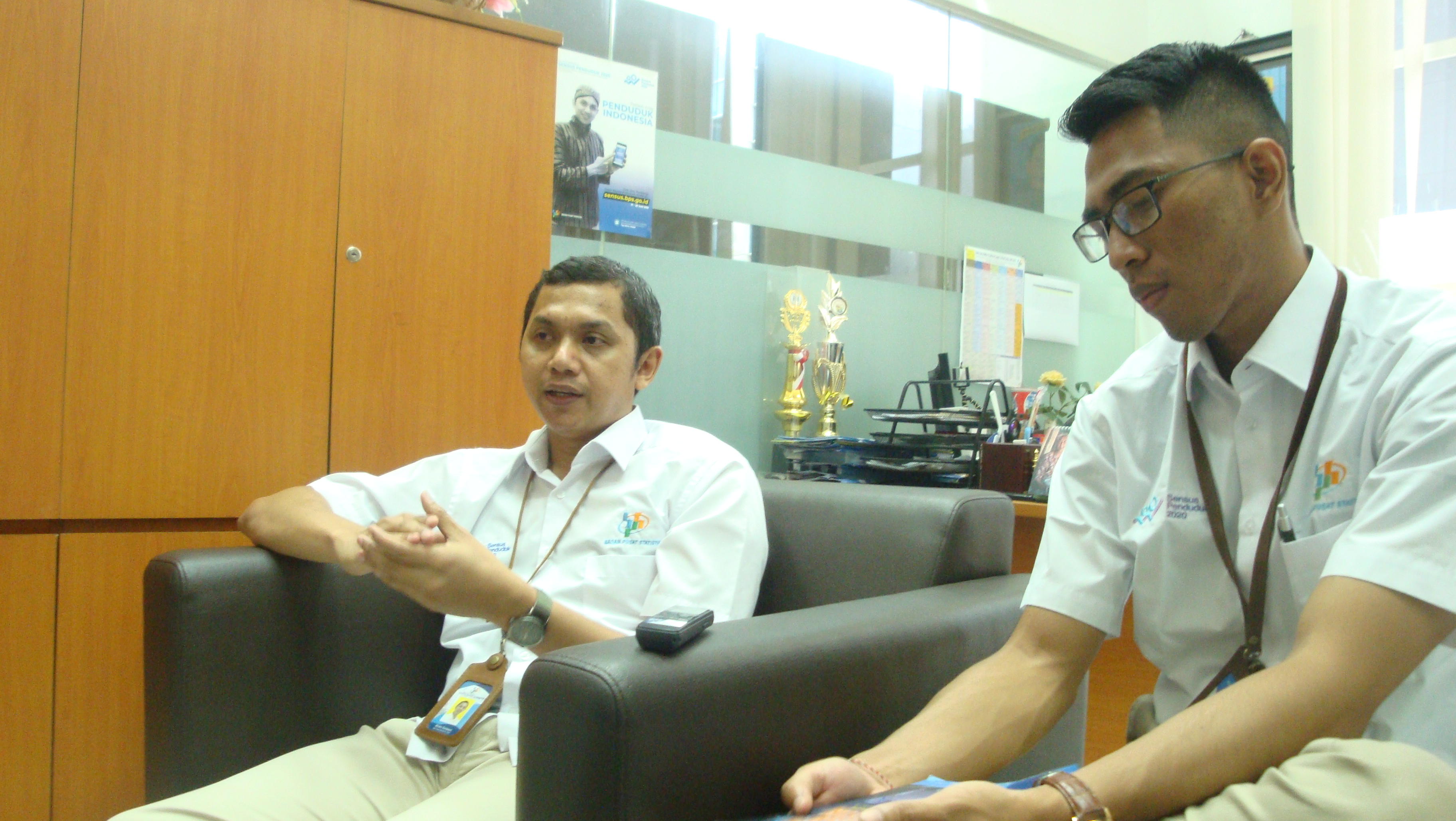 Staf Humas Badan Pusat Statistik (BPS), Barata Sanjaya (kiri), dan Dewa Komang (kanan) saat memberikan penjelasan tentang perjalanan sensus penduduk dari masa ke masa di Kantor BPS, Jakarta Pusat (Selasa, 10/3/2020).