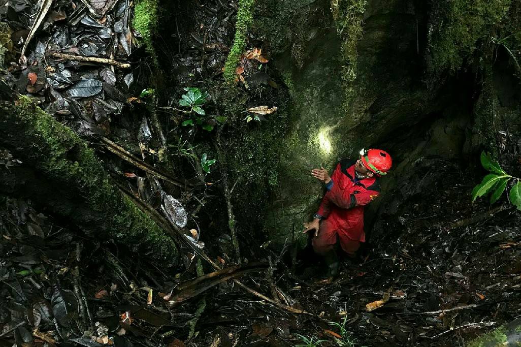  Penelusur gua Mapala UI di kawasan karst Distrik Testega, Papua Barat dalam kegiatan Ekspedisi Bumi Cenderawasih pada Agustus 2018 silam. (dok. Mapala UI) 