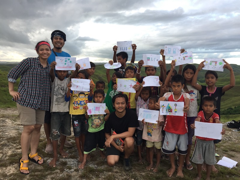 Kegiatan menggambar bersama anak-anak bukit Wairinding - Sumba Timur