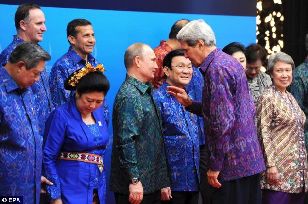 Momen Vladimir Putin mengenakan batik saat mengunjungi Indonesia pada 2013 | foto : okelifestyle