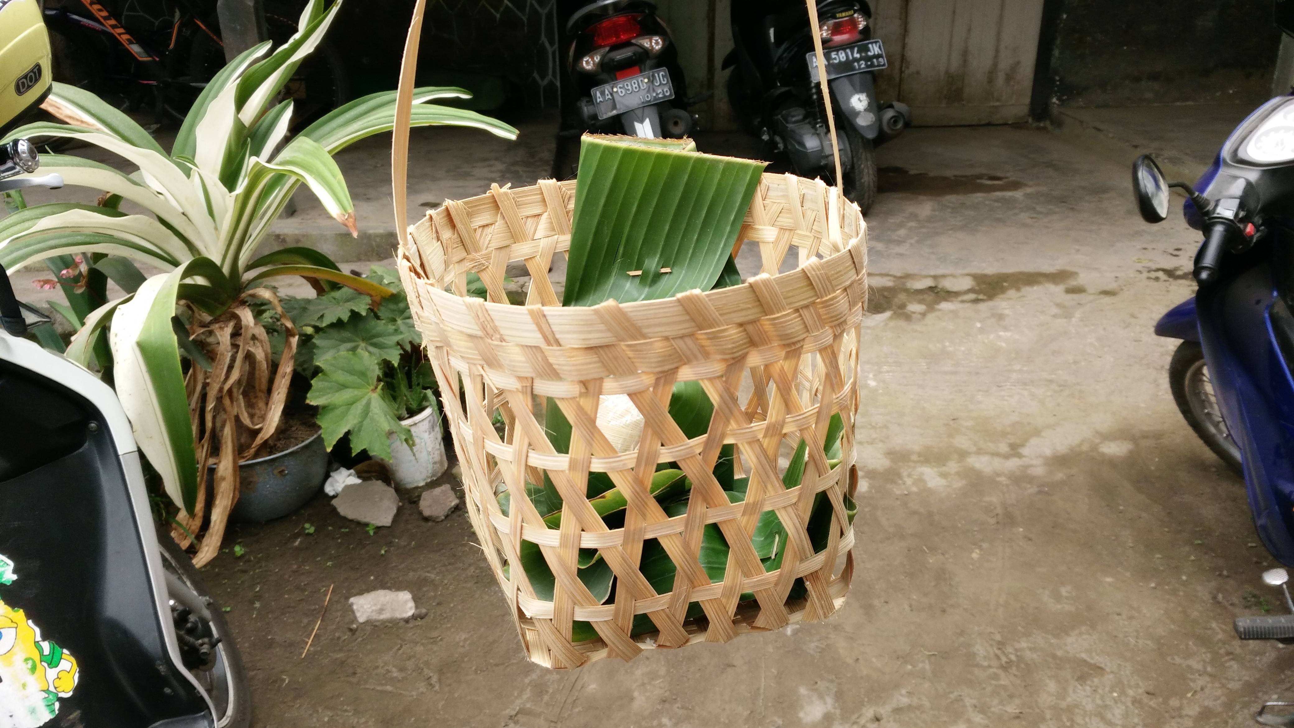 pasar ini tidak menggunakan plastik namun diganti dengan keranjang bambu | foto : MS Fitriansyah/Travelingyuk