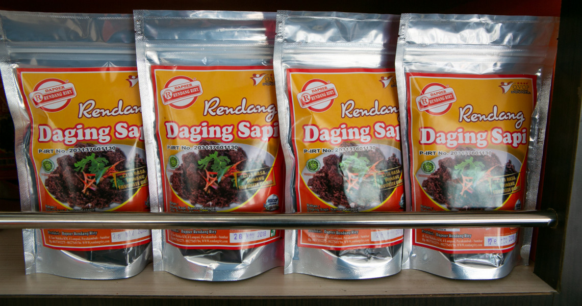 salah satu produk hasil olahan rendang di Kampung Rendang | Foto : Pesonaindonesia