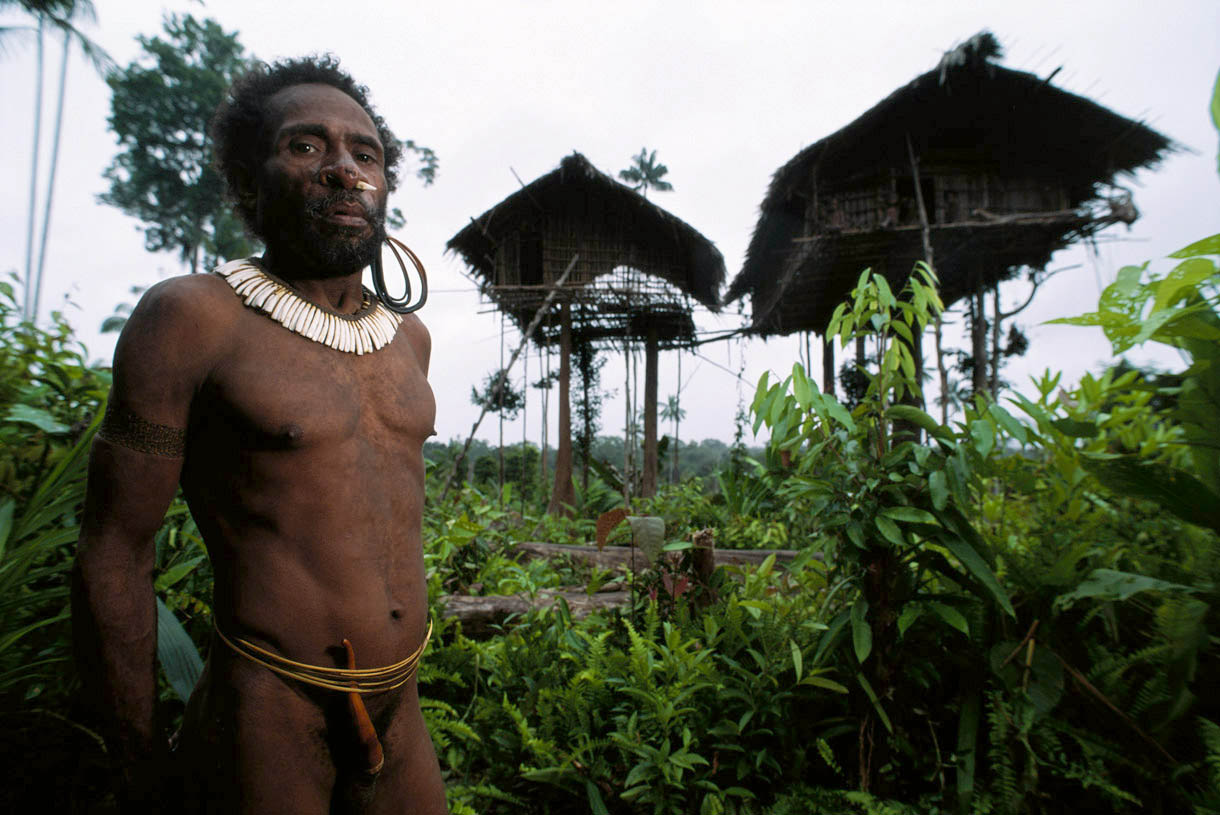 Suku Korowai Papua | Foto : Georgesteinmetz