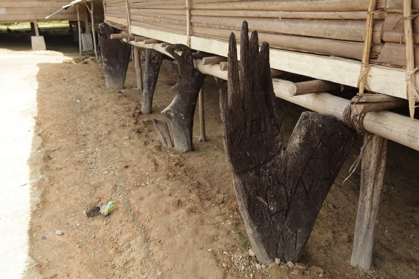 Tiang penyangga rumah adat suku Huaulu | Foto : Indonesiakaya