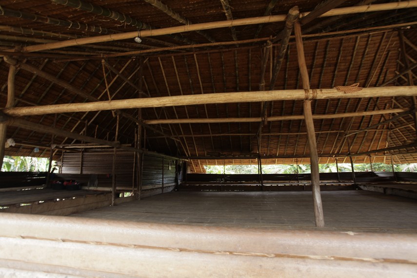 Ruang untuk berkumpul warga desa suku Huaulu | Foto : Indonesiakaya