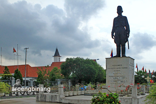 Patung Jenderal Sudirman di Surabaya l Sumber: aroengbinang