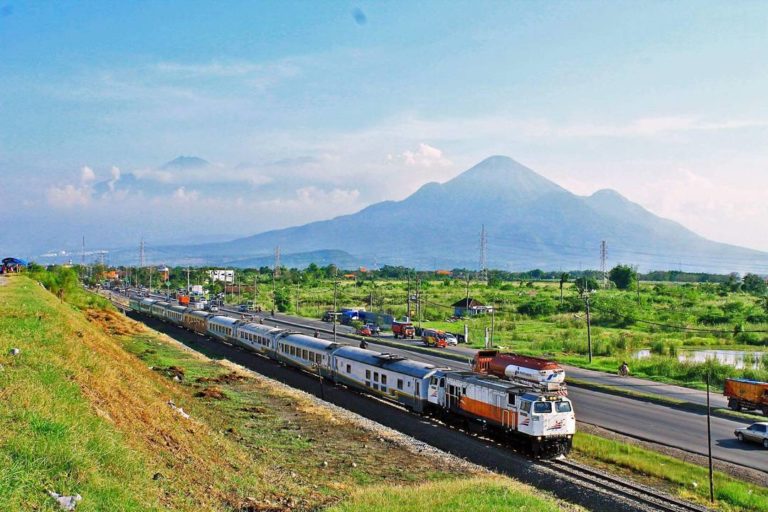 Jalur kereta api Porong. Foto oleh aditya_eka339