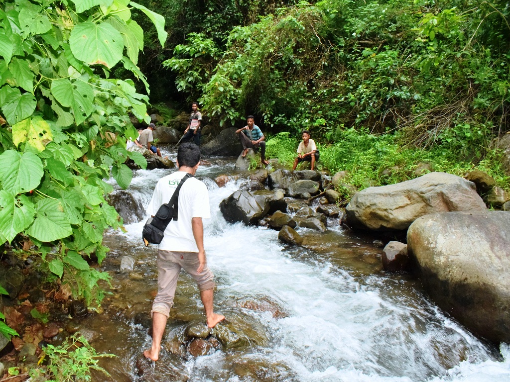 Pengunjung melintasi kali Tunaohok di dalam kawasan hutan Lindung HKm Wairtopo dusun Leng desa Wairterang kecamatan Waigete untuk menuju air terjun Tunaohok | Foto: Ebed de Rosary/Mongabay Indonesia