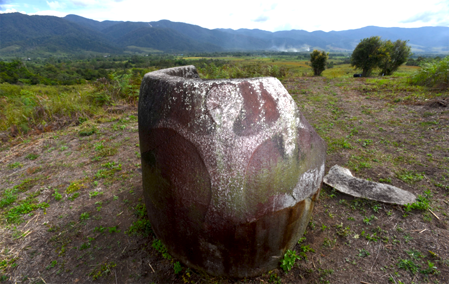 Kalamba megalitik di situs Tadulako Lembah Palu yang memiliki gambar motif alien | Foto: Balai Pelestarian Cagar Budaya Gorontalo