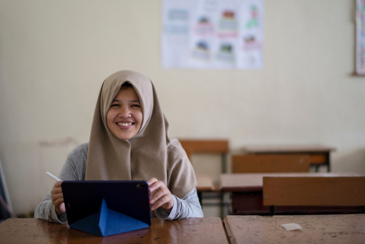 Rizka Raisa Fatimah Ramli suka menggambar komik di sekolah. (UNICEF / Arimacs)