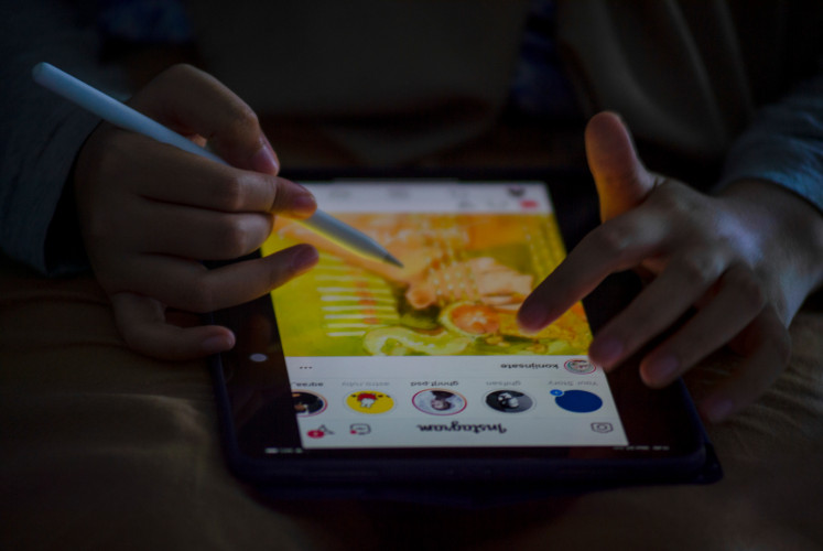 Rizka biasa menggambar komik menggunakan gadget sebagaimana diakuinya ia dapat menggambar dimana saja melalui gadget | Sumber: UNICEF / Arimacs