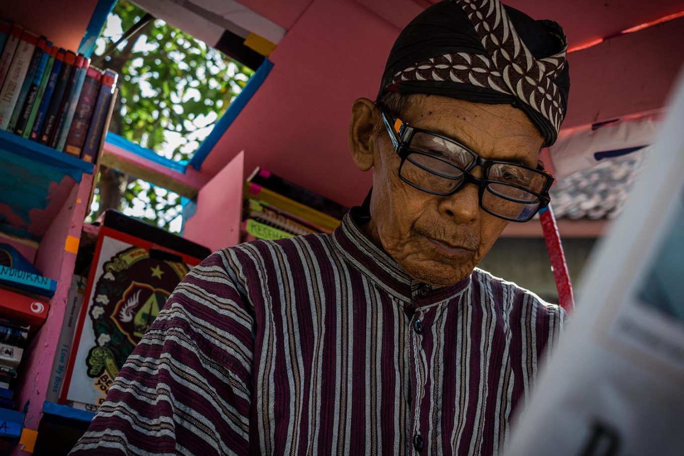 Pak Sutopo mengenakan dua lapis kacamata untuk dapat membaca tulisan cetak kecil | Foto: Anggertimur Lanang Tinarbuko / Jakarta Post