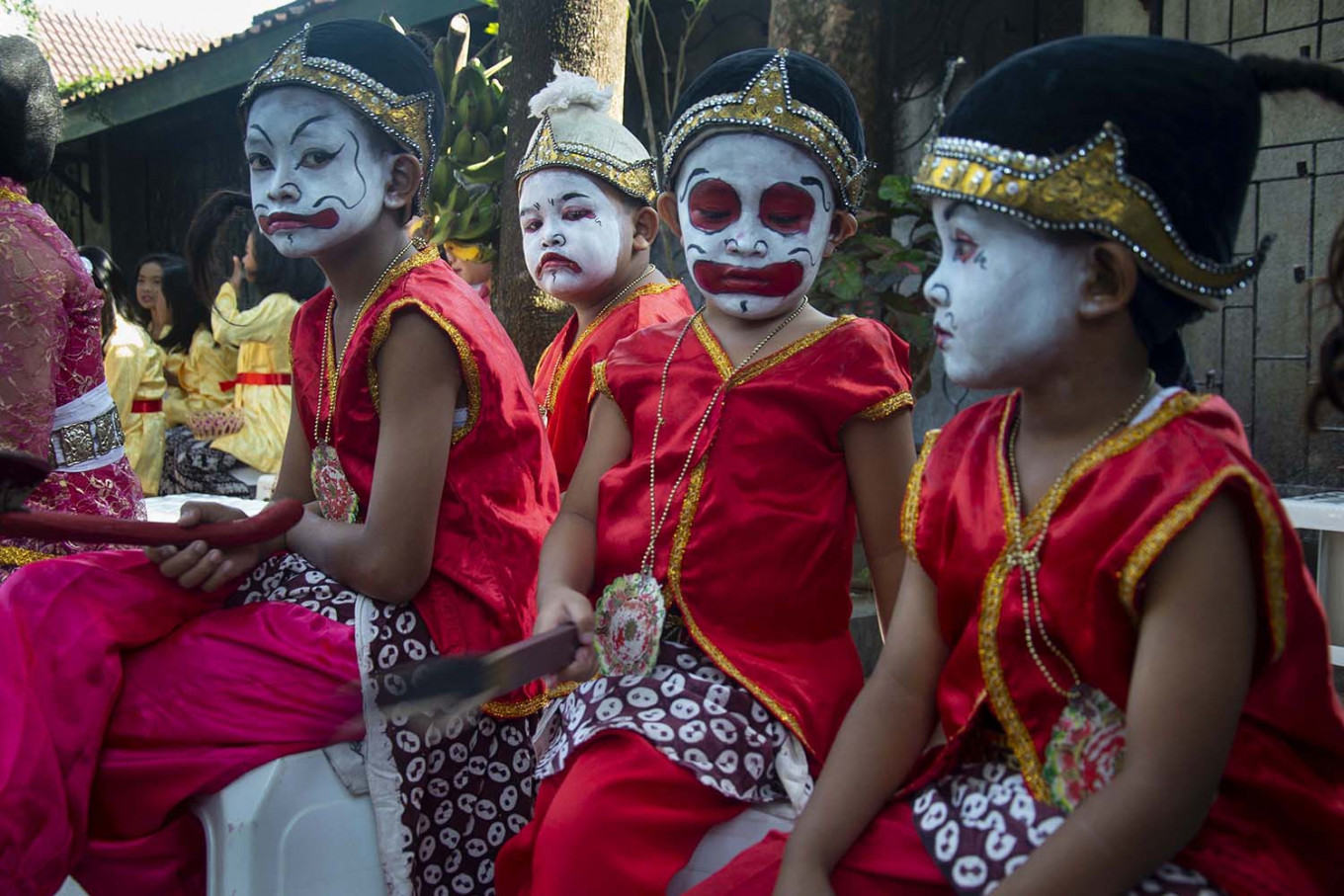 Anak-anak yang hadir di Misa Kudus bergaya ala tokoh pewayangan | Foto: Tarko Sudiarno / Jakarta Post
