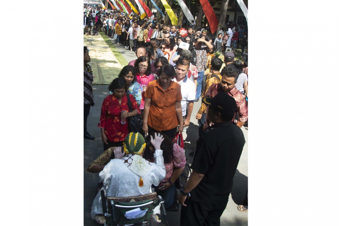 Proses pemberkatan kepada yang hadir di Misa Kudus tersebut | Foto: Tarko Sudiarno / Jakarta Post