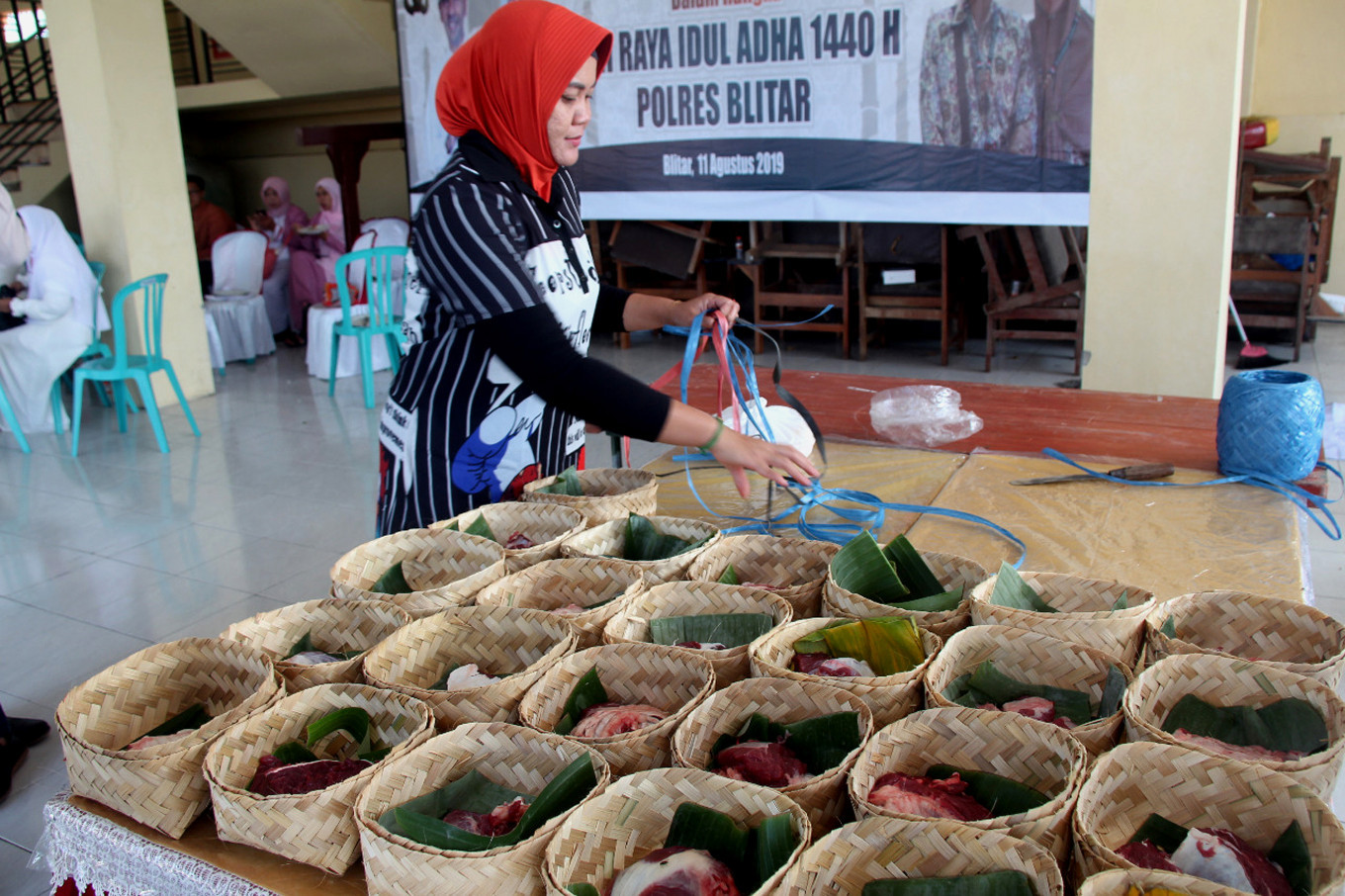 Besek dilapisi daun pisang berisikan daging qurban di Blitar | Foto: Nedi Putra AW / Jakarta Post