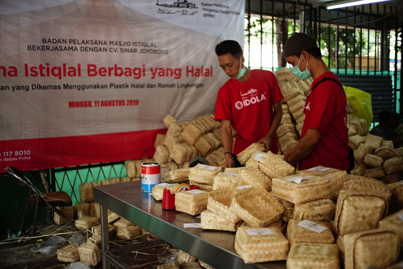 Panitia qurban di Masjid Istiqlal Jakarta yang memutuskan untuk menggunakan besek untuk membagikan daging qurban | Foto: Nedi Putra AW / Jakarta Post