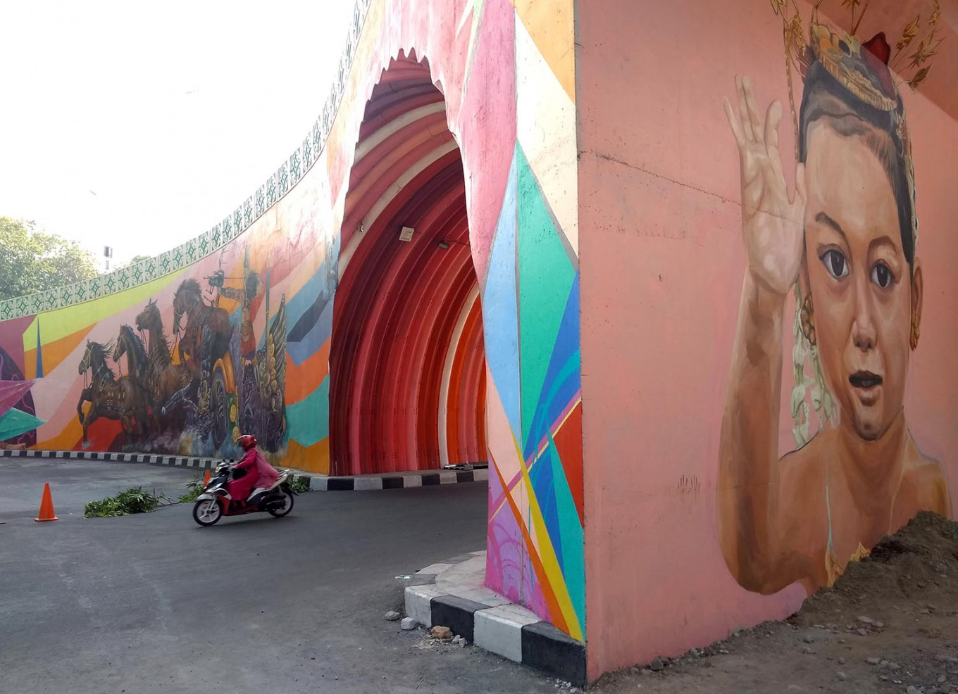 Jalan layang Manahan yang kini dihiasi mural | Foto: Ganug Adi Nugroho / Jakarta Post