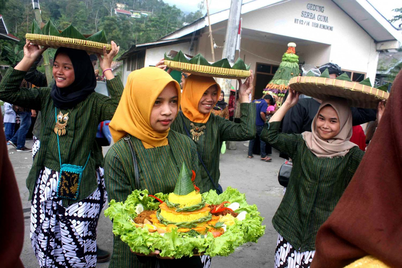 Tumpeng yang dibawa oleh para gadis desa | Foto: Maksum Nur Fauzan / Jakarta Post