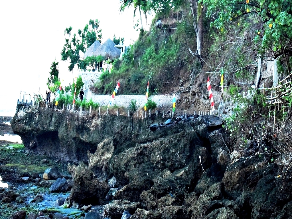 Jalan menuju tempat wisata Pondok Santai Tanjung Watukrus yang menyisiri tebing yang persis berada di atas batu karang | Foto: Ebed de Rosary/Mongabay Indonesia