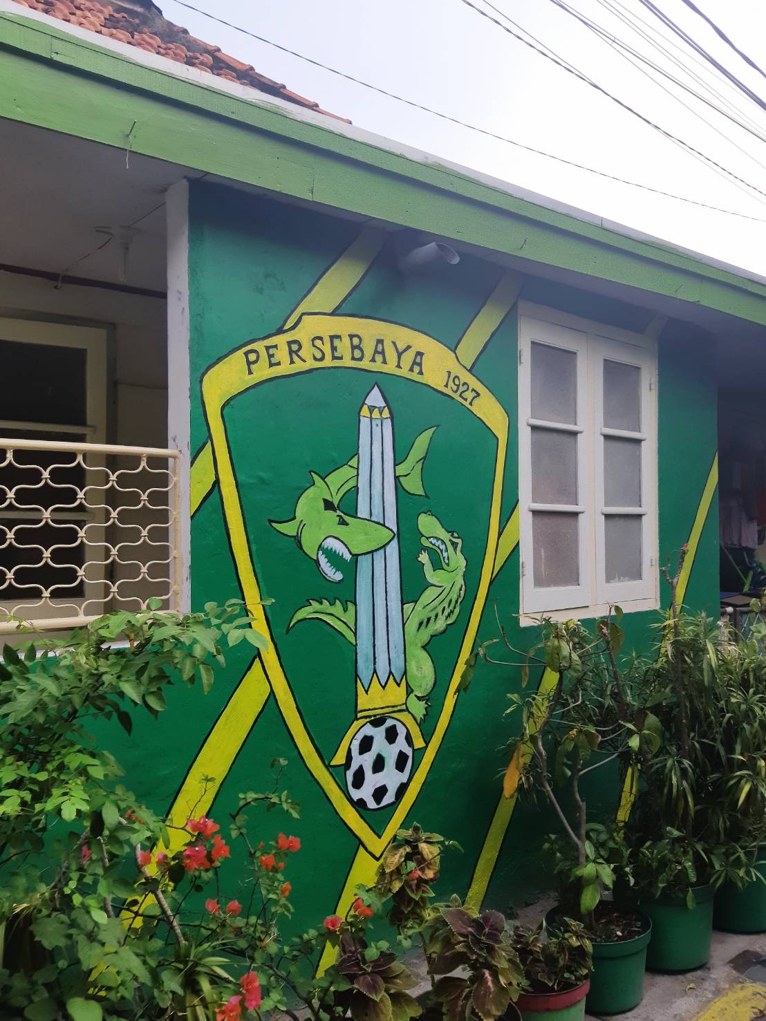 Tim sepakbola kebanggaan warga Surabaya yang terekam di dinding sebuah rumah di Kampung Lawas Maspati | Foto: Tara E.