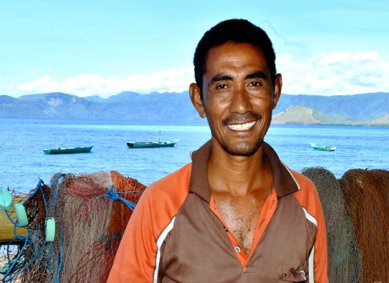 Stefanus Ola, Ketua Kelompok Nelayan Gewayan Tanah di Desa Lamatokan. Nelayan mendapat keuntungan dari lingkungan laut yang lebih terjaga | Foto: Ebed de Rosary/Mongabay Indonesia