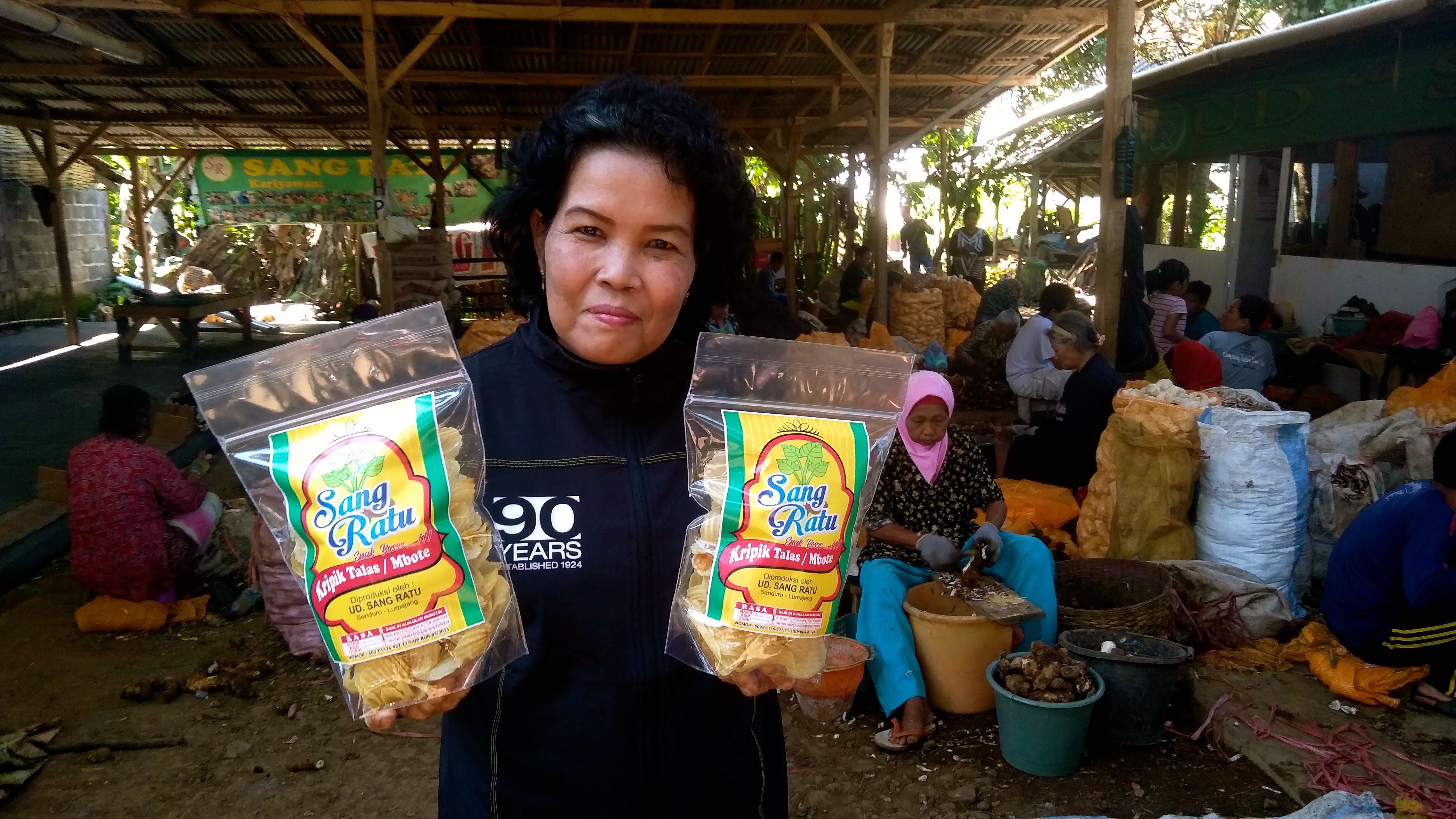 Siti Khoiriah menunjukkan kripik talas alias mbothe yang diproduksinya. “Sang Ratu Talas” memulai bisnis kripik talas di tahun 2006, sekarang omzet bisnisnya fantastis | Foto: Eko Widianto/Mongabay Indonesia – INFIS