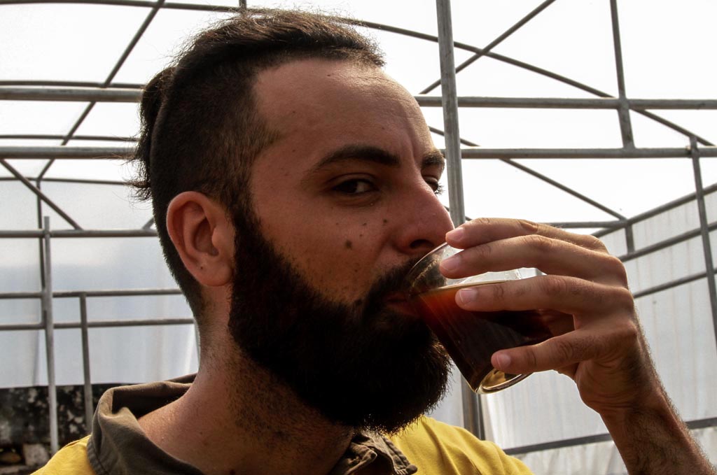 Giacomo Tabacco, salah satu peserta dari Italia mencicipi kopi hasil petani kopi Jambuwer | Foto: Falahi Mubarok/Mongabay Indonesia