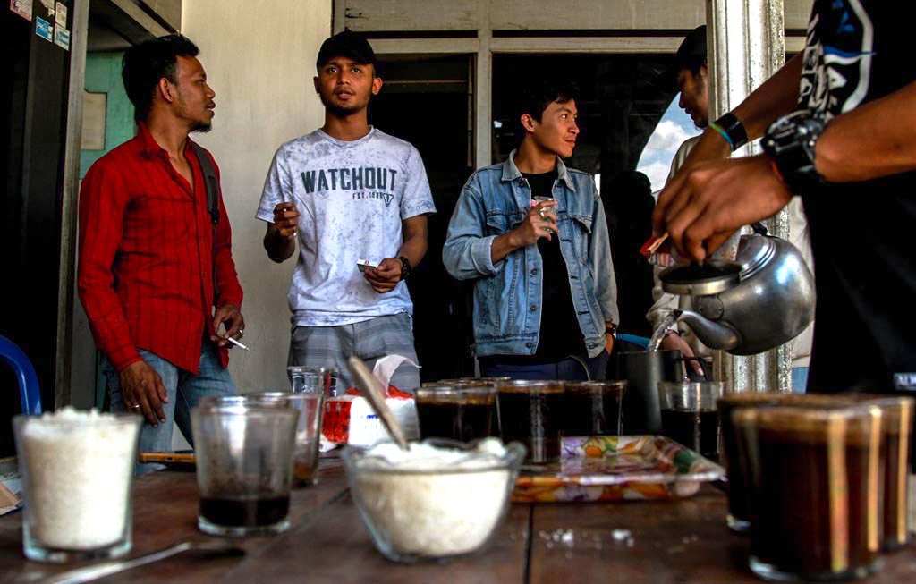 Peserta berdiskusi sebelum ke kebun sembari menikmati kopi hasil dari petani kopi Jambuwer | Foto: Falahi Mubarok/Mongabay Indonesia