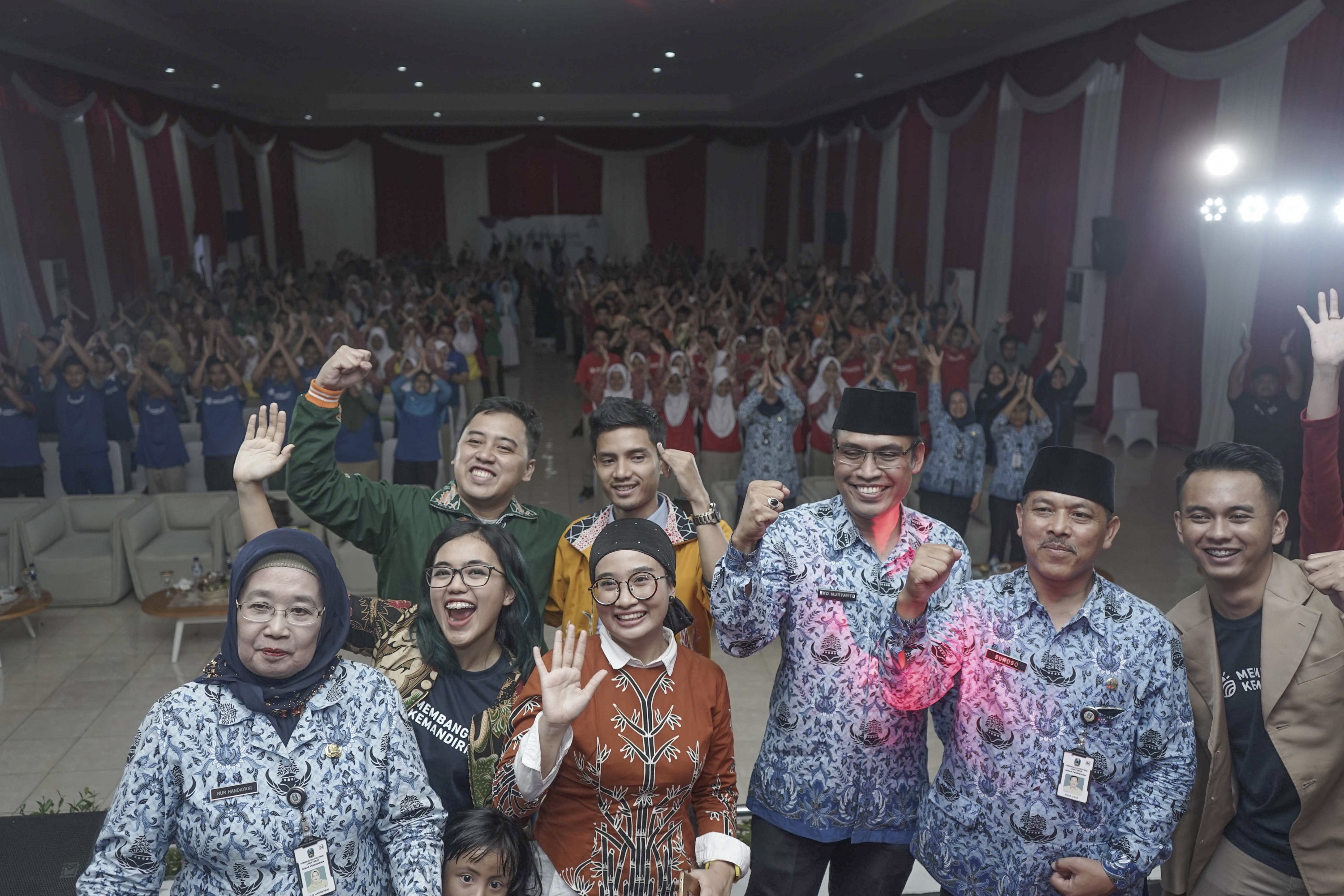 Peserta berfoto bersama dengan para narasumber pada rangkaian acara peringatan Hari Pendidikan Nasional yang digelar oleh Semen Indonesia di Magetan, Jawa Timur (2/5) | Sumber: PT Semen Indonesia (Persero) Tbk.