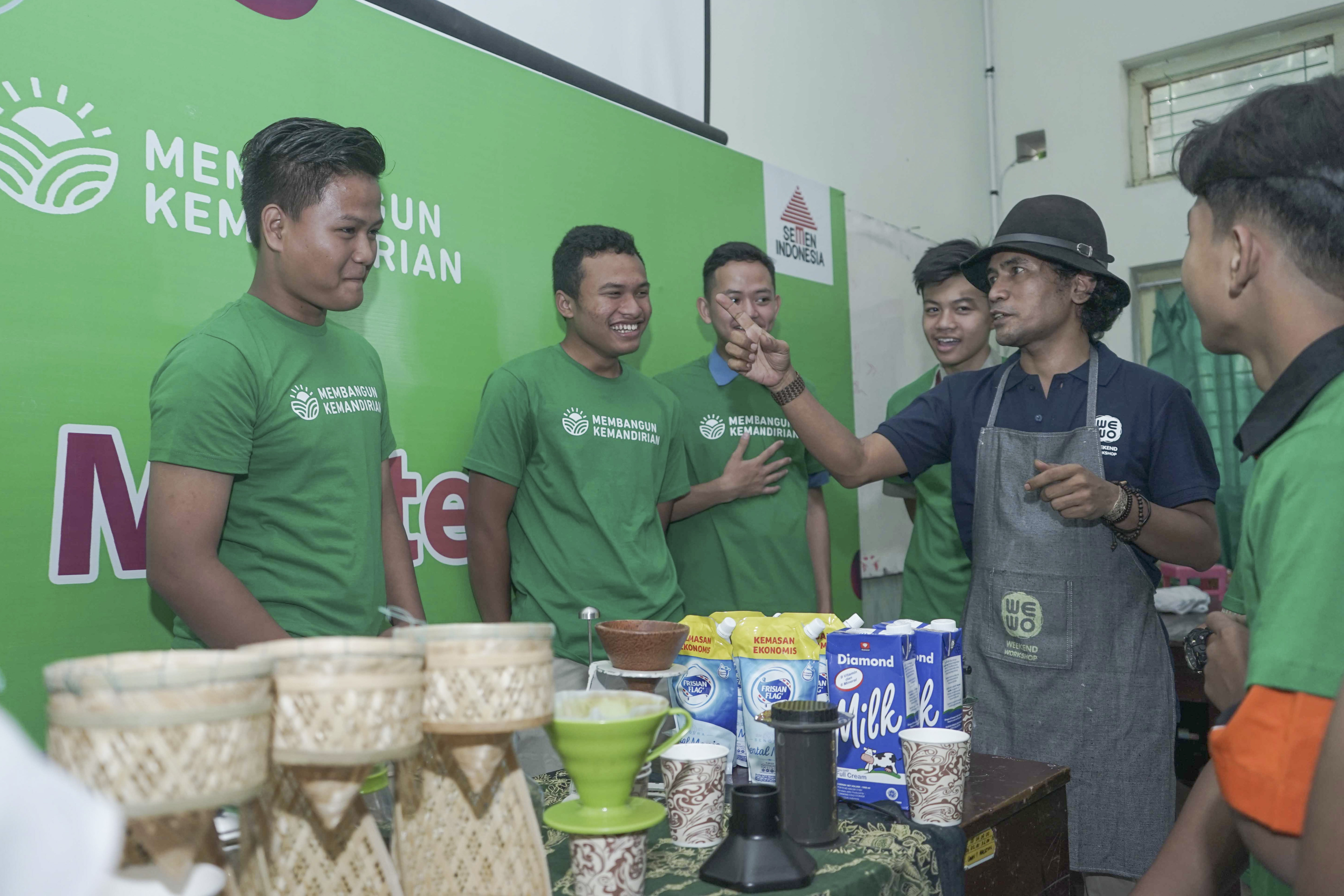 Para siswa serius mendengarkan penjelasan dari trainer dalam kelas kreatif “Master Coffee” pada acara Semen Indonesia: Membangun Kemandirian. Kegiatan ini untuk mengenalkan keterampilan kreatif kepada para siswa SMA/SMK/MA di Magetan, Jawa Timur (2/5)