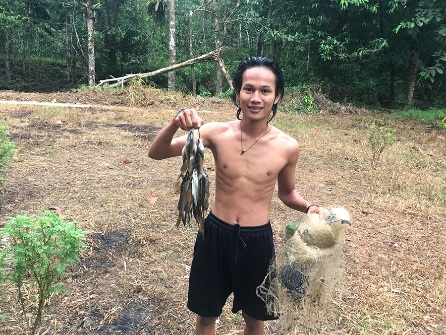Warga Desa Riam Batu dapat menikmati ikan segar yang ditangkap di Sungai Tempunak secara gratis | Foto: Andi Fachrizal/Mongabay Indonesia