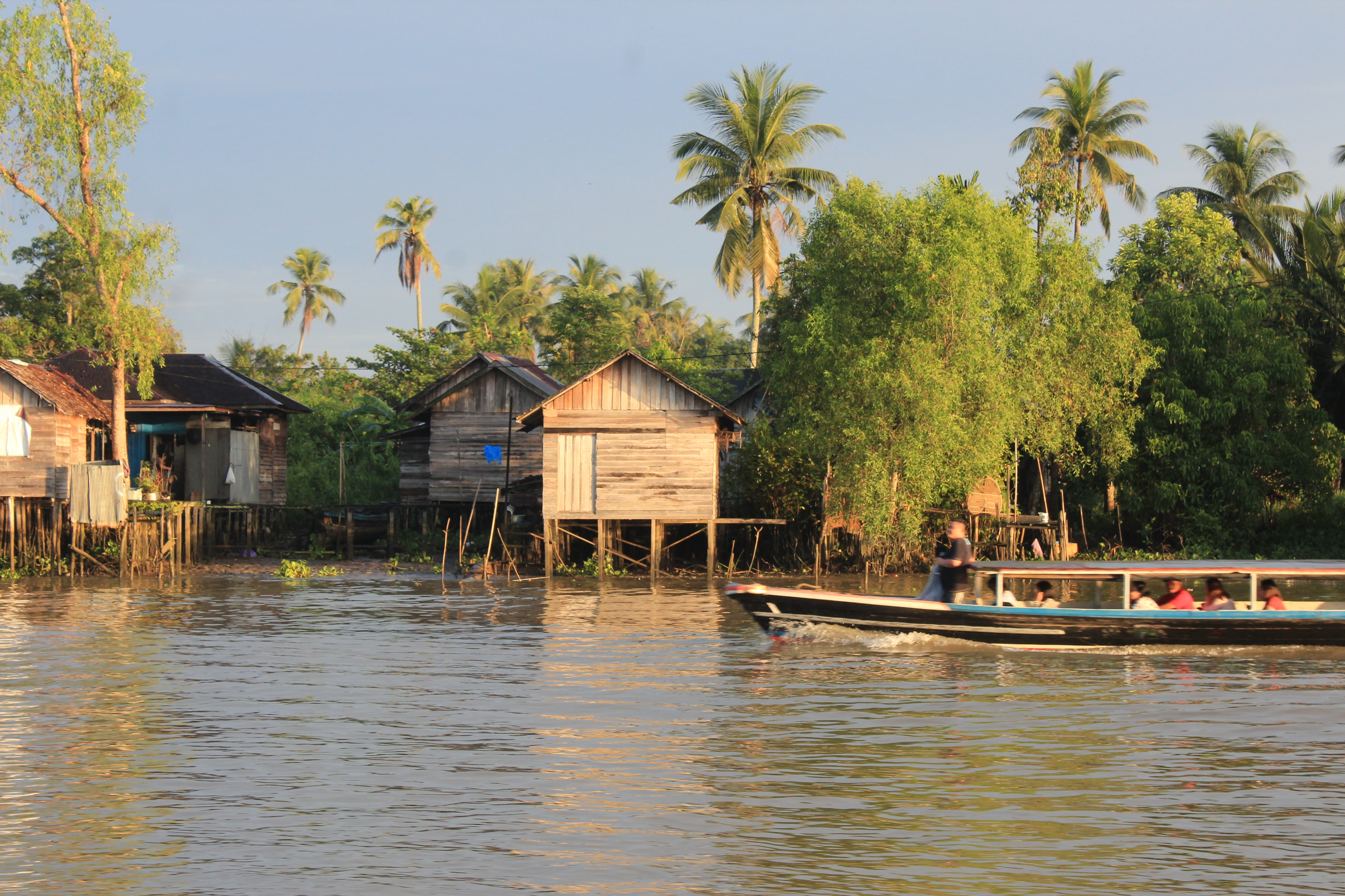 Pemukiman warga pesisir sungai Martapura yang menjadi pemandangan saat perjalanan menuju lokasi pasar terapung | Foto: Vita Ayu Anggraeni / GNFI