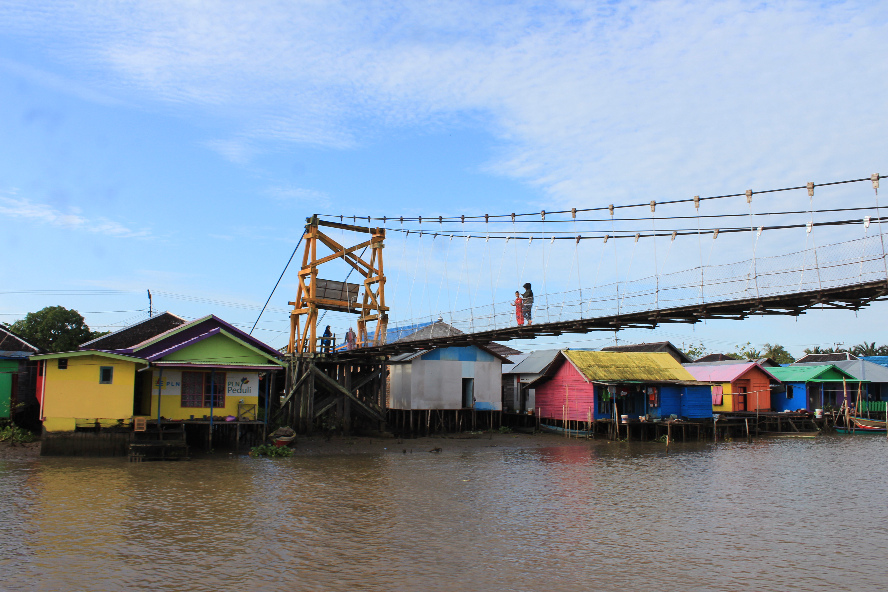 Bonus gambar sebuah jembatan gantung yang melintas di atas air sungai yang dilewati menuju lokasi Pasar Terapung | Foto: Vita Ayu Anggraeni / GNFI