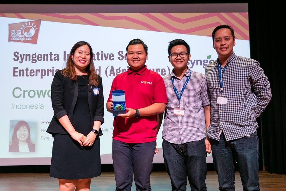 Crowde saat memenangi DBS-NUS Social Venture Asia 2017 | Sumber: Dokumen DBS-NUS Social Venture Asia