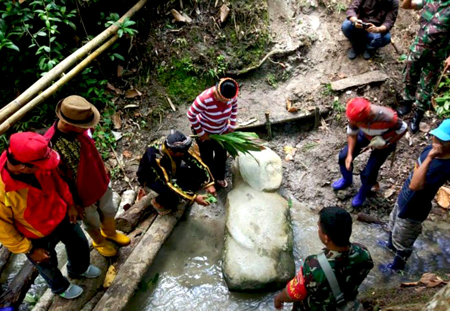 Ritual adat pengangkatan dan pemindahan arca Suso dari sungai | Foto: Balai Pelestarian Cagar Budaya Gorontalo