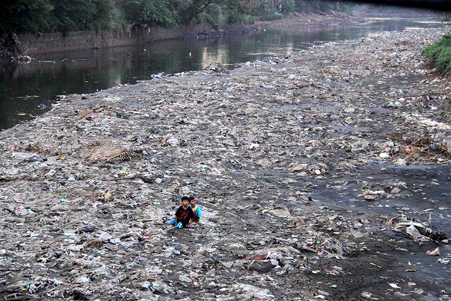 Sungai Citarum yang dicemari limbah industri dan sampah rumah tangga | Foto: Donny Iqbal/Mongabay Indonesia