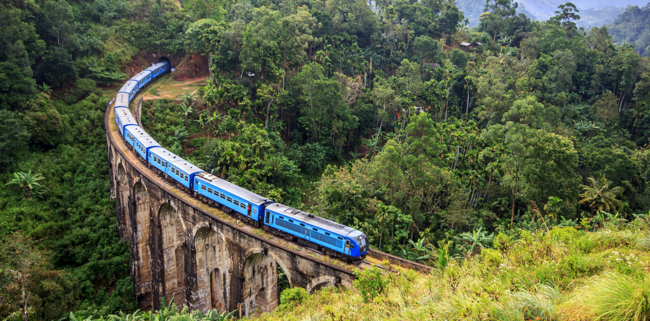 Kereta di Sri Lanka yang melewati perkebunan teh | Sumber: K by Kusmi