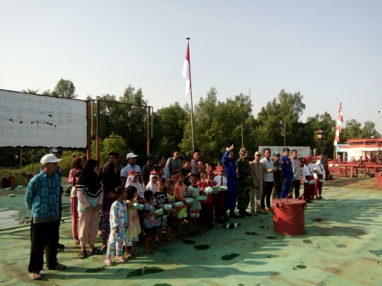  AKP Fitri memimpin upacara kemerdekaan RI ke 73 di Desa Ujung Panti | Foto: Dokumentasi Ditpol Air Markas Unit Ujung Panti
