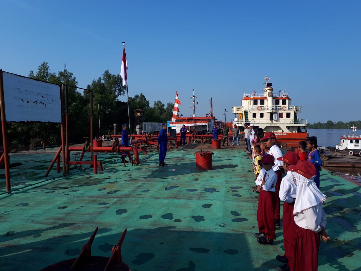  Pembawa Acara pada upacara kemerdekaan RI ke 73 di Desa Ujung Panti | Foto: Dokumentasi Ditpol Air Markas Unit Ujung Panti
