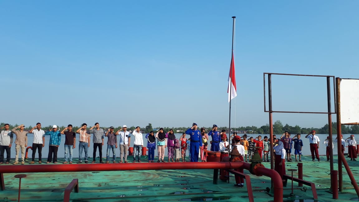  Pembawa Acara pada upacara kemerdekaan RI ke 73 di Desa Ujung Panti | Foto: Dokumentasi Ditpol Air Markas Unit Ujung Panti