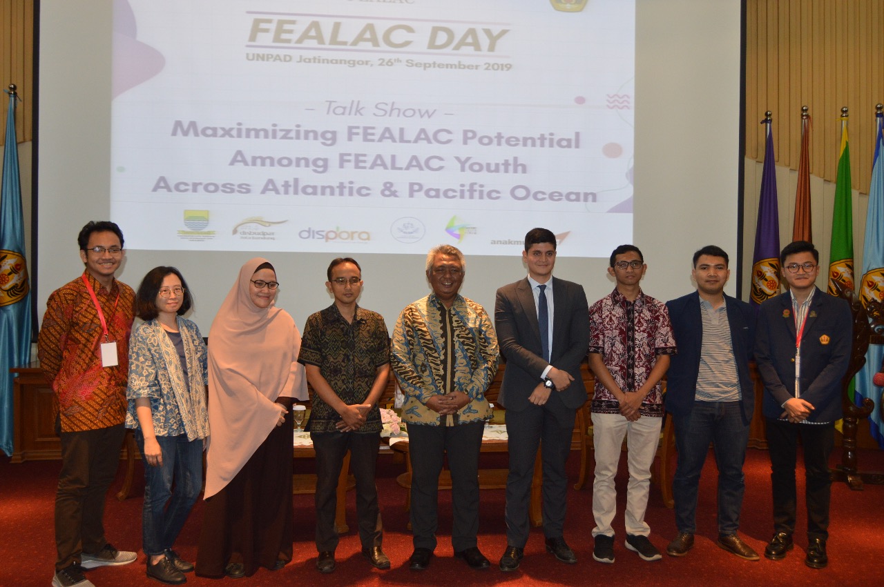 Pak Direktur Masni Eriza, Asisten Walikota Bandung, Perwakilan negara2 anggota Fealac berfoto bersama Relawan Fealac Youth Forum di Bandung | Sumber: Istimewa
