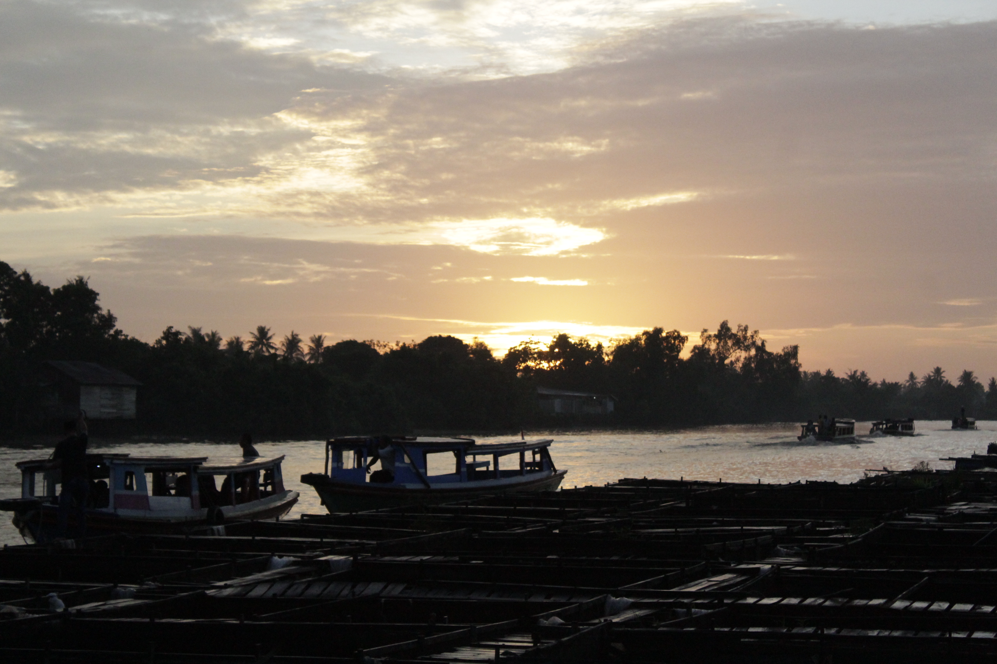 Suasana pagi hari saat menuju pasar terapung Lok Baintan | Foto: Vita Ayu Anggraeni / GNFI