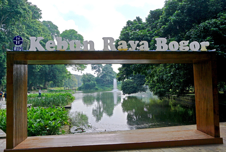 Logo Kebun Raya Bogor yang biasa digunakan pengunjung untuk berfoto | Foto: Anton Wisuda/Mongabay Indonesia